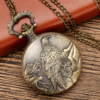 Reloj de bolsillo con un águila en relieve entre montañas y cadena