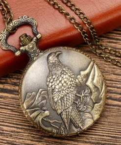 Reloj de bolsillo con un águila en relieve entre montañas y cadena