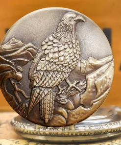 Detalle de las plumas del águila en la tapa abierta