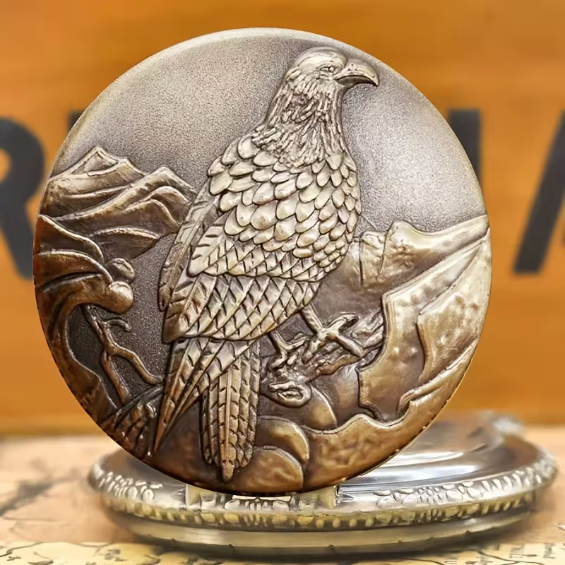 Detalle de las plumas del águila en la tapa abierta