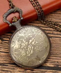 Reverso del reloj de águila con un motivo decorativo de dragón