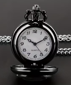 Reloj abierto con esfera blanca, números arábigos y agujas negras