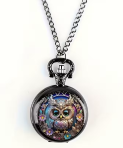 Reloj de bolsillo oscuro con un búho entre flores y cadena