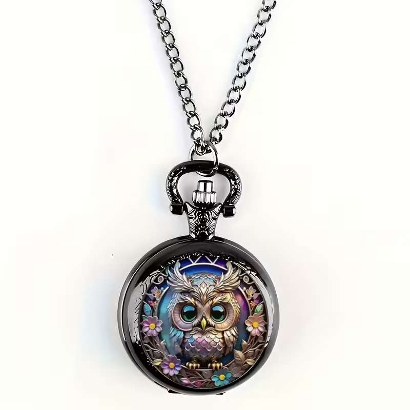 Reloj de bolsillo oscuro con un búho entre flores y cadena