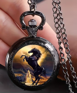 Reloj de caballo negro con cadena sobre una mano