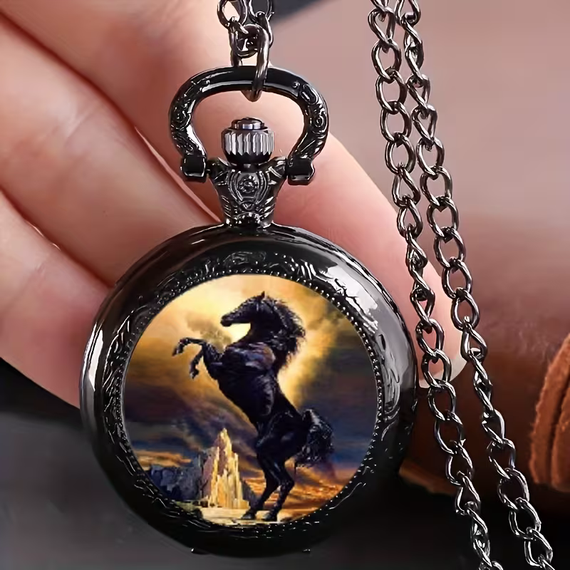 Reloj de caballo negro con cadena sobre una mano