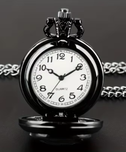 Esfera blanca del reloj abierto con números arábigos y agujas negras
