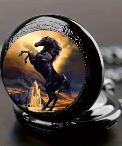 Reloj de bolsillo oscuro con un caballo negro alzado y un paisaje dorado
