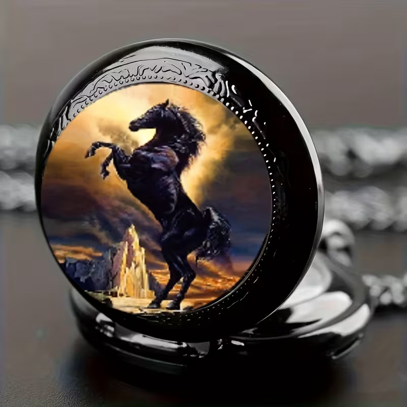 Reloj de bolsillo oscuro con un caballo negro alzado y un paisaje dorado