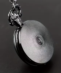 Reverso oscuro del reloj con un patrón circular texturizado