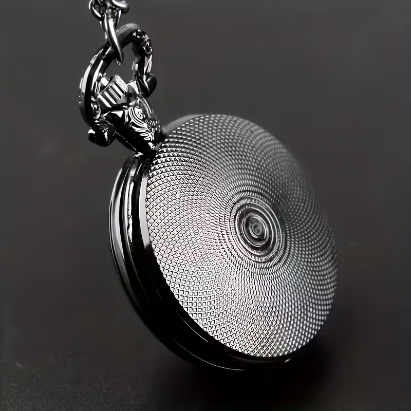 Reverso oscuro del reloj con un patrón circular texturizado