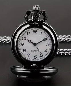 Esfera blanca del reloj abierto con números arábigos y agujas negras
