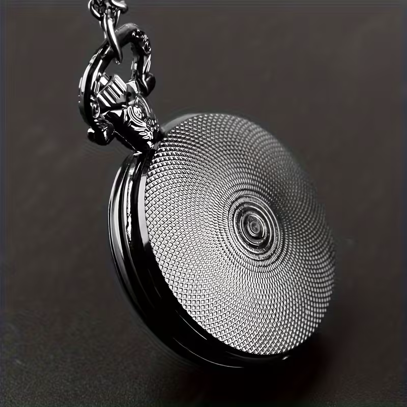 Reverso oscuro del reloj con un patrón circular texturizado