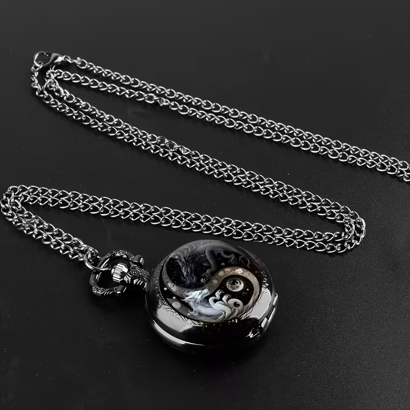 Reloj de dragones yin yang junto a su cadena sobre un fondo oscuro