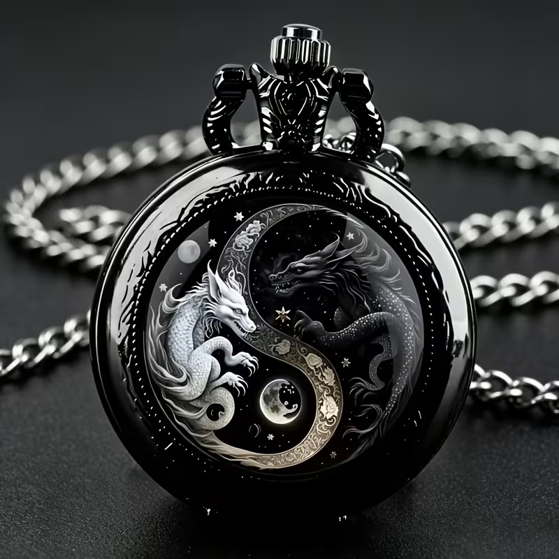 Detalle de los dragones blanco y oscuro, las lunas y las estrellas en la tapa