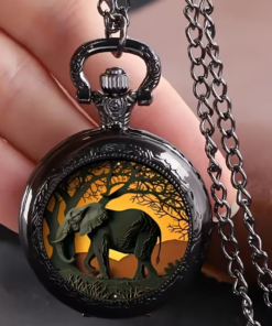 Reloj de elefante con acabado oscuro y cadena sobre una mano
