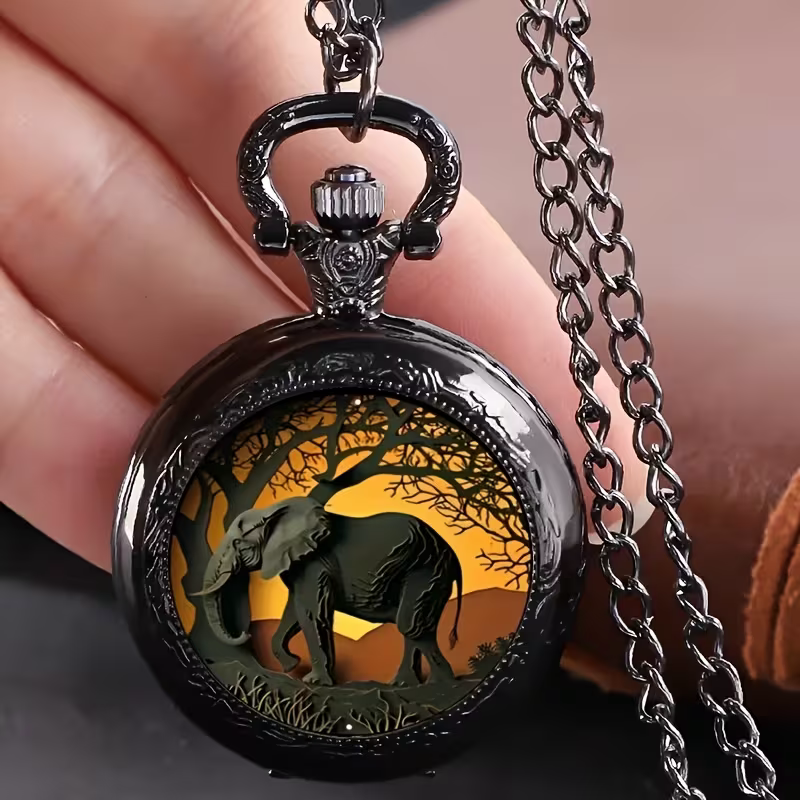Reloj de elefante con acabado oscuro y cadena sobre una mano