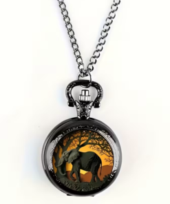 Reloj de bolsillo oscuro con un elefante entre árboles y cadena