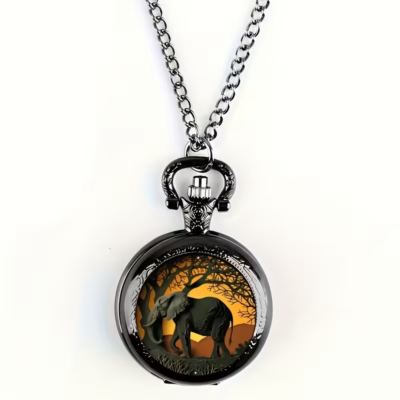 Reloj de bolsillo oscuro con un elefante entre árboles y cadena
