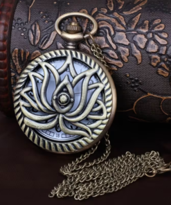 Reloj de flor de loto cerrado junto a su cadena en tono bronce