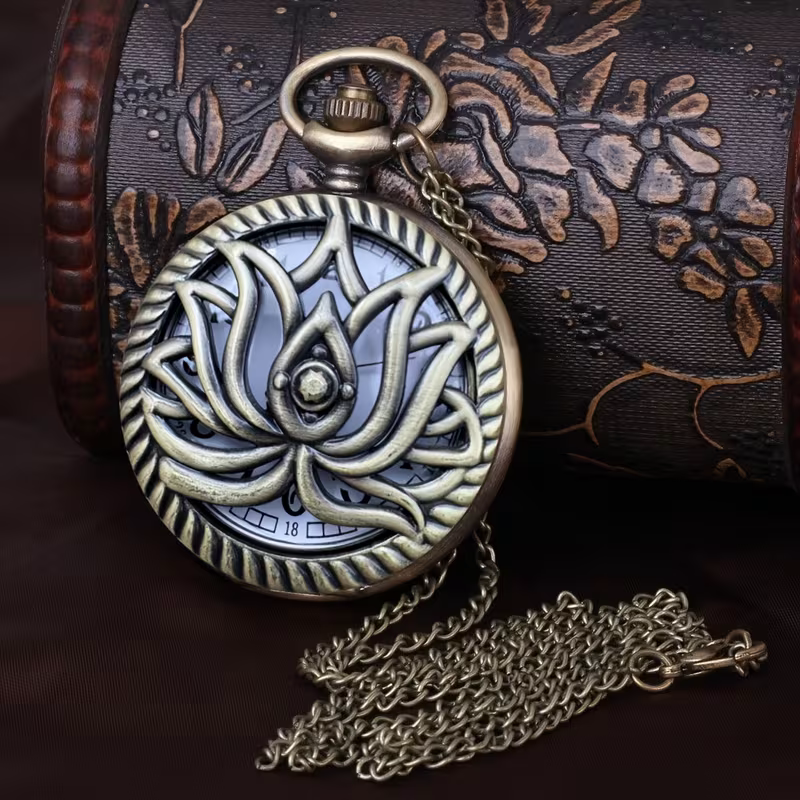 Reloj de flor de loto cerrado junto a su cadena en tono bronce