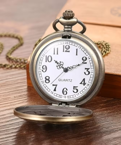 Reloj abierto con esfera blanca, números arábigos y agujas negras