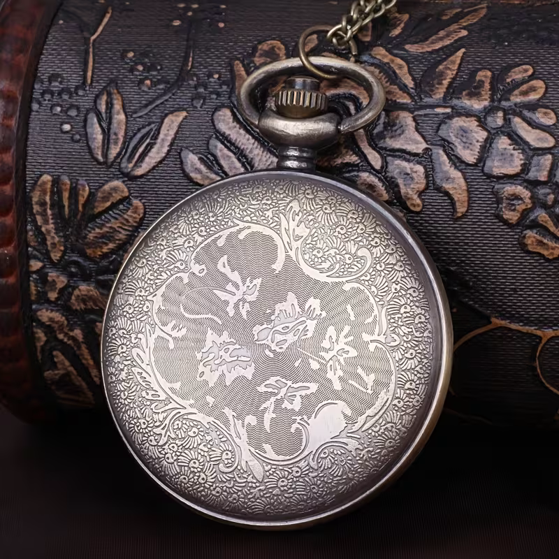Reverso del reloj con decoración de flores y hojas