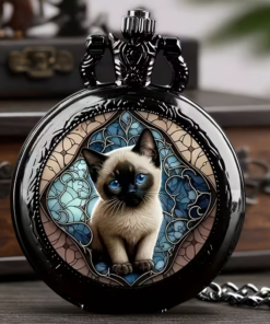 Detalle del gatito sentado sobre un fondo ornamental azul y crema