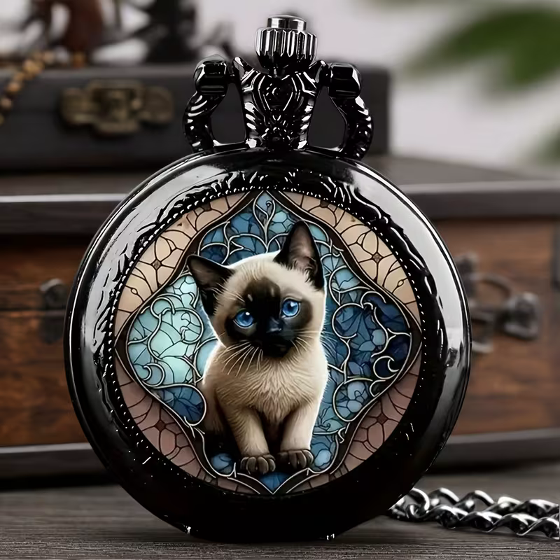 Detalle del gatito sentado sobre un fondo ornamental azul y crema