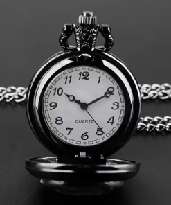 Esfera blanca del reloj abierto con números arábigos y agujas negras