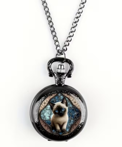 Reloj de bolsillo oscuro con un gatito de ojos azules y cadena
