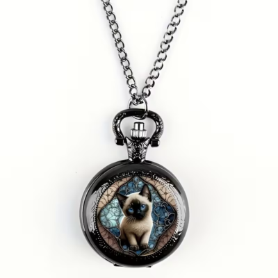 Reloj de bolsillo oscuro con un gatito de ojos azules y cadena