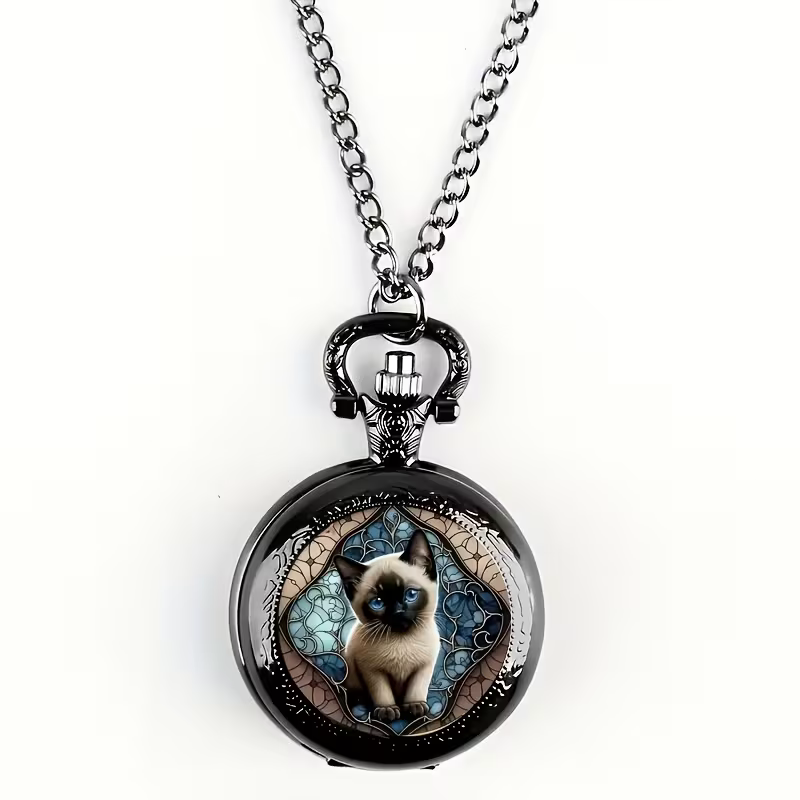 Reloj de bolsillo oscuro con un gatito de ojos azules y cadena
