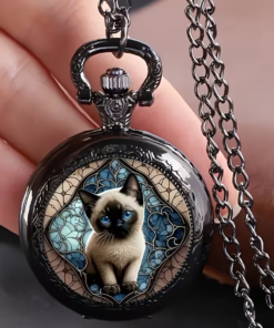 Reloj de gatito con cadena sostenido frente a una mano