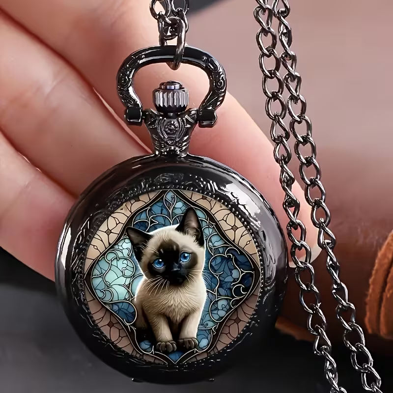 Reloj de gatito con cadena sostenido frente a una mano