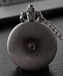Reverso oscuro del reloj con un patrón circular texturizado