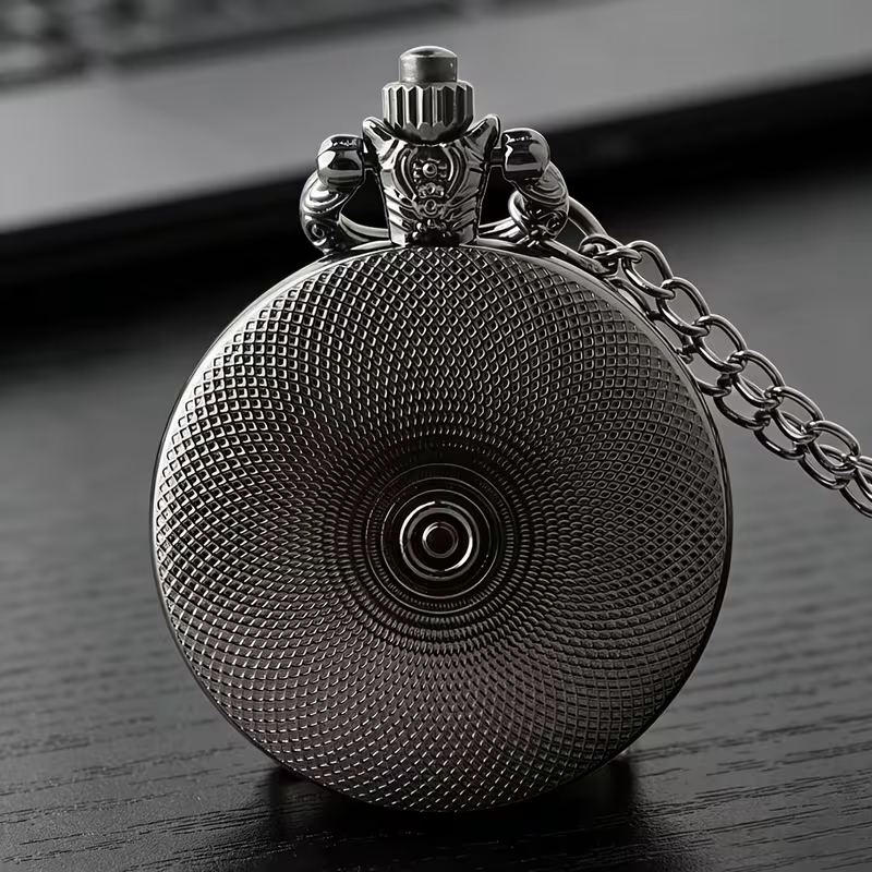 Reverso oscuro del reloj con un patrón circular texturizado