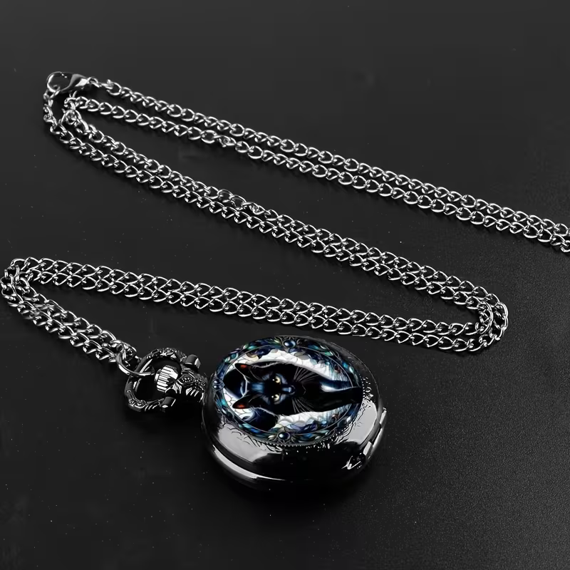 Reloj de gato negro cerrado junto a su cadena extendida