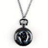 Reloj de bolsillo oscuro con gato negro, marco azul y blanco y cadena