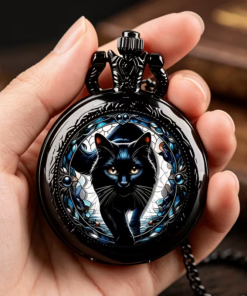 Detalle del reloj con ilustración de gato negro sostenido en una mano