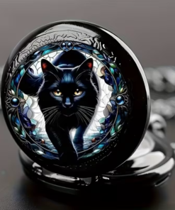 Detalle de la tapa abierta con la ilustración del gato negro