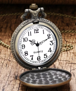 Esfera blanca del reloj abierto con números arábigos y agujas negras