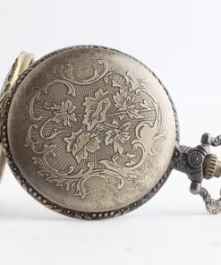 Reverso del reloj de locomotora con un motivo decorativo de dragón