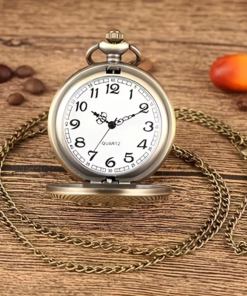 Esfera blanca del reloj abierto con números arábigos y agujas negras