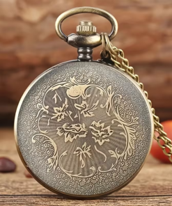 Reverso del reloj en tono bronce con decoración floral