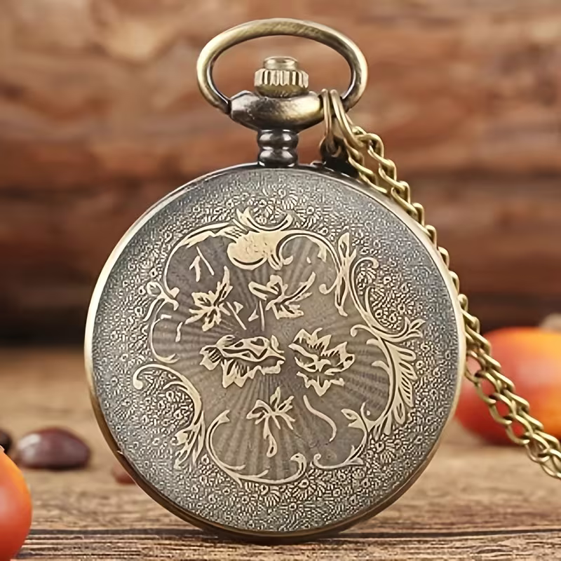 Reverso del reloj en tono bronce con decoración floral