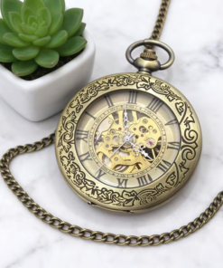 Reloj de arabescos con cadena sobre una superficie clara
