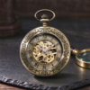 Reloj mecánico en tono bronce con arabescos y esfera romana