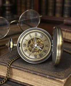 Reloj abierto con esfera romana sobre un libro