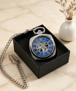 Reloj azul de caja redondeada con cadena sobre una presentación oscura